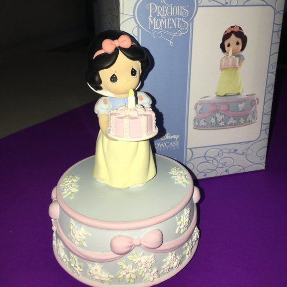 Precious Moments Disney Showcase Collection Snow White First Birthday Musical - Picture 2 of 7